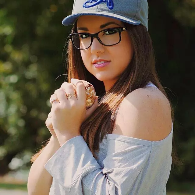  Looking for a horny guy 