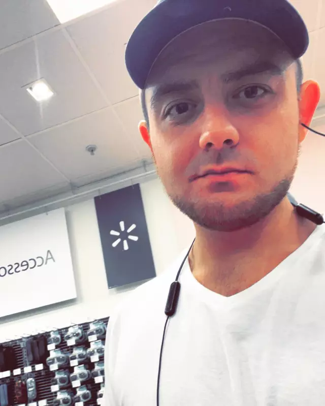 27yr old male wants mylf or stepsister