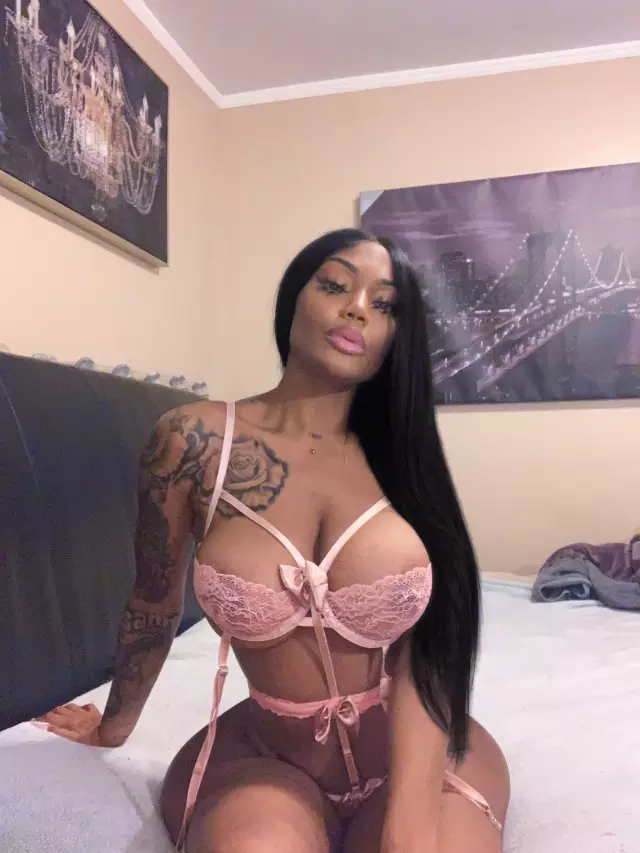 AM LOOKING FOR A NICE COCK TO  SERVICEAVAILABLE HOMEHOTEL INCALL AND OUTCALL