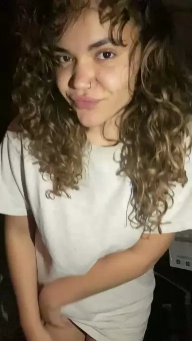 single attractive woman looking for company 