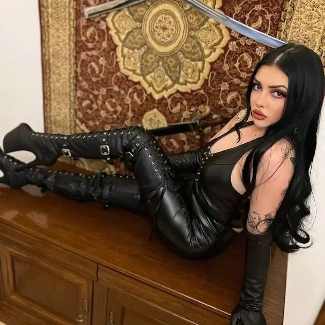 I AM VERY PASSIONATE creative AND I SEEK A SUBMISSIVE SLAVE TO DOMINATE CONTROL AND EXPLORE MORE ABOUT THIS LIFEST