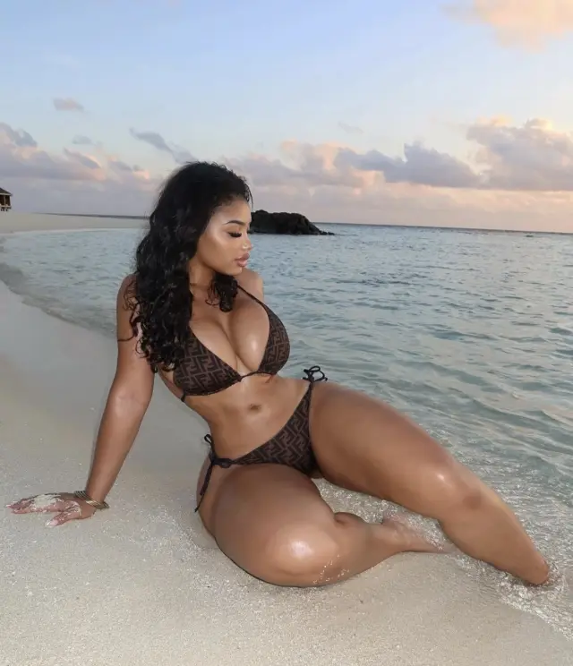 Sexy and sweet Available for hookup 