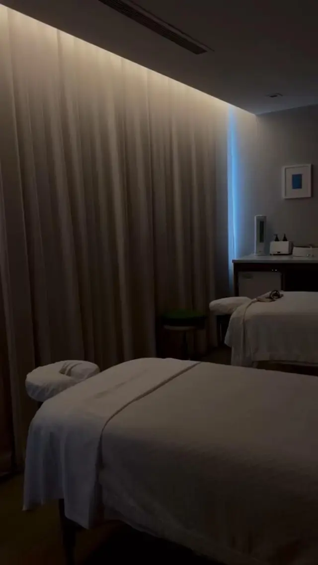 Im a licensed chiropractor and promassage therapist tattoos artists.ensure safety, privacy feel free to text me 