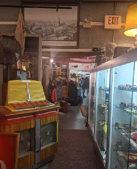 Vics Antiques  Uniques