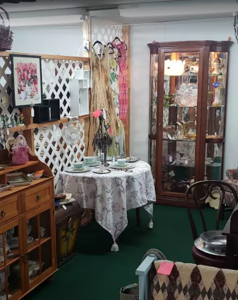 Collins Antiques  More Mall